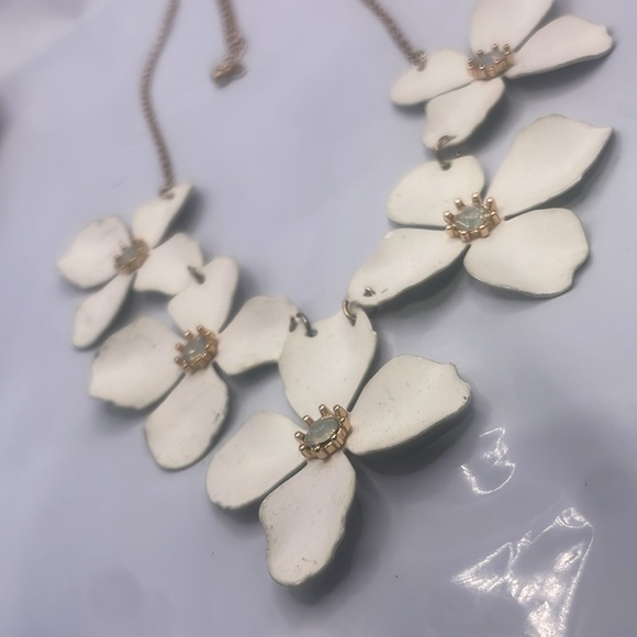 Chiffon enamel flower necklace - Picture 2 of 4